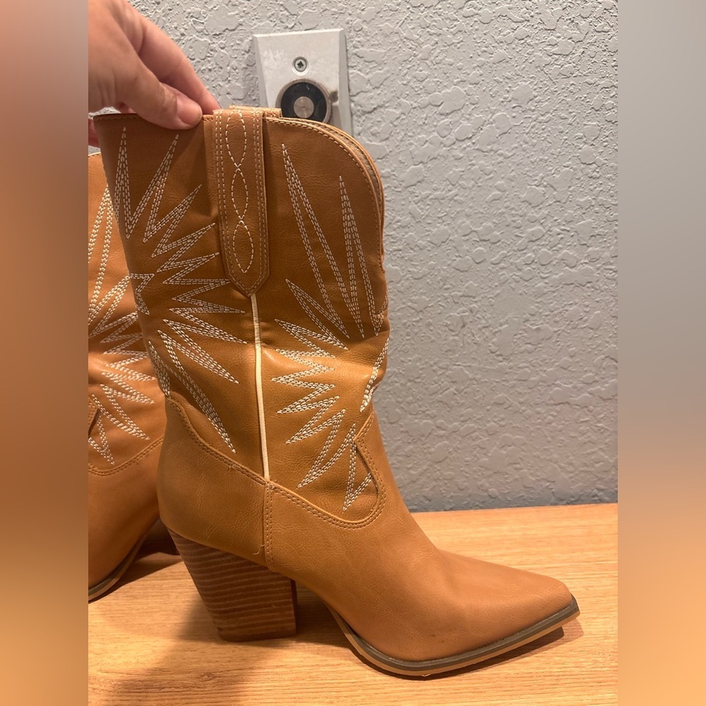 Oasis Society Emersyn western boots in tan with white starburst embroider - Picture 4 of 7